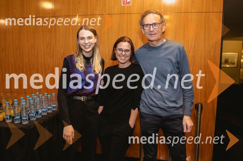  Klara Kuk, igralka, manekenka;  Petra Hrastar, MGL;  ... Premiera drame Teci, Maša, teci v MGL