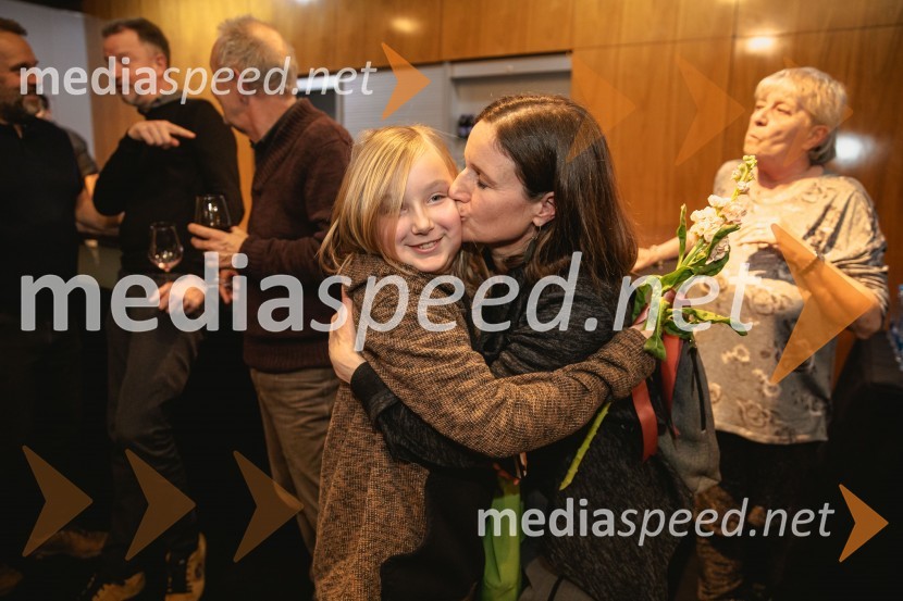  Čarna Košir;  ... Premiera drame Teci, Maša, teci v MGL