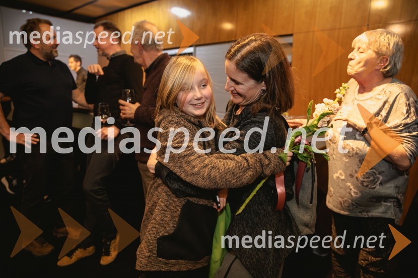  Čarna Košir;  ... Premiera drame Teci, Maša, teci v MGL