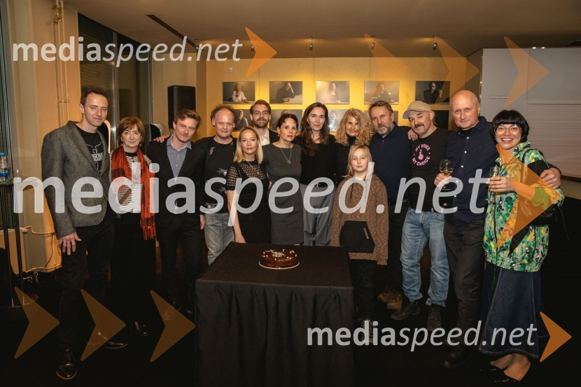  Laren  Polič Zdravič, glasbenik in igralec;  Maja Cerar, lektorica;  Jure Rajšp, igralec;  Gašper Jarni, igralec;  Viktorija Bencik Emeršič, igralka;  Matic Maco Lukšič, igralec;  Draga Potočnjak, igralka in pisateljica;  Nina Šorak, dramaturginja in režiserka;  Tanja Dimitrievska, igralka;  Čarna Košir;  Lotos Vincenc Šparovec, igralec;  Gaber K. Trseglav, igralec;  Blaž Lukan, kritik, dramaturg;  Tina Pavlović, kostumografinjaPremiera drame Teci, Maša, teci v MGL