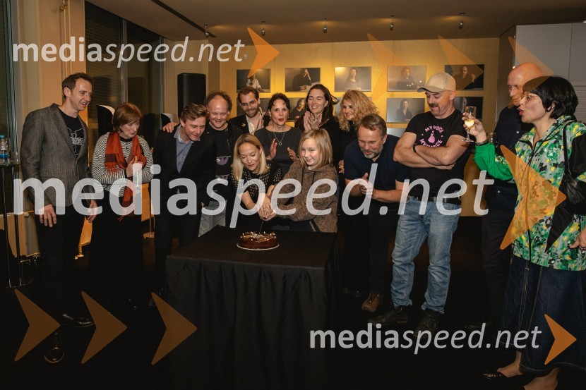  Laren  Polič Zdravič, glasbenik in igralec;  Maja Cerar, lektorica;  Jure Rajšp, igralec;  Gašper Jarni, igralec;  Matic Maco Lukšič, igralec;  Viktorija Bencik Emeršič, igralka;  Draga Potočnjak, igralka in pisateljica;  Nina Šorak, dramaturginja in režiserka;  Čarna Košir;  Tanja Dimitrievska, igralka;  Lotos Vincenc Šparovec, igralec;  Gaber K. Trseglav, igralec;  Blaž Lukan, kritik, dramaturg;  Tina Pavlović, kostumografinjaPremiera drame Teci, Maša, teci v MGL