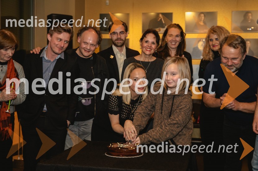  Viktorija Bencik Emeršič, igralka;  Čarna KoširPremiera drame Teci, Maša, teci v MGL