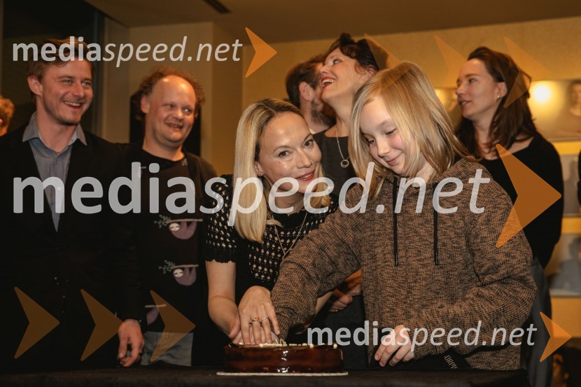  Viktorija Bencik Emeršič, igralka;  Čarna KoširPremiera drame Teci, Maša, teci v MGL