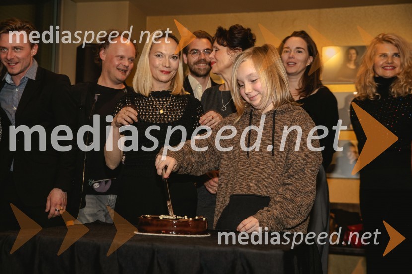  Viktorija Bencik Emeršič, igralka;  Čarna KoširPremiera drame Teci, Maša, teci v MGL