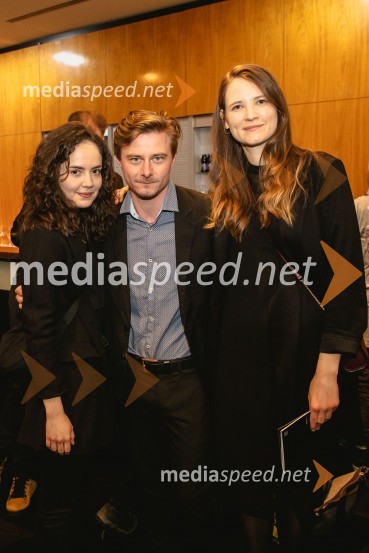  Lara Wolf Završnik, igralka;  Jure Rajšp, igralec;  ... Premiera drame Teci, Maša, teci v MGL