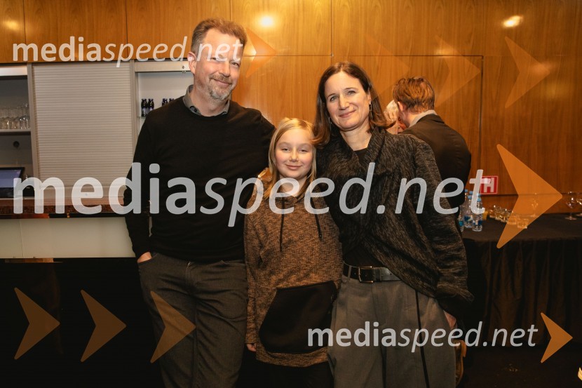  ... ;  Čarna Košir;  ... Premiera drame Teci, Maša, teci v MGL