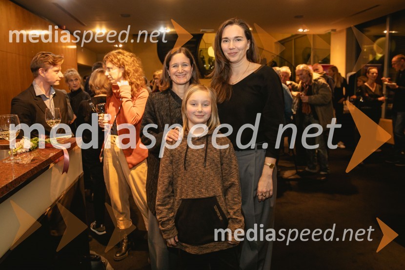  ... ;  Čarna Košir;  Nina Šorak, dramaturginja in režiserkaPremiera drame Teci, Maša, teci v MGL