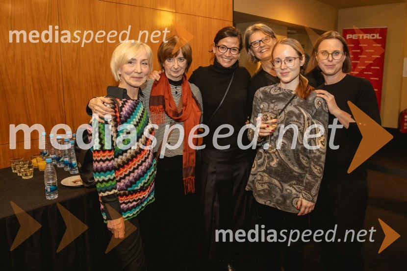  ... ;  Maja Cerar, lektorica;  Simona  Belle, služba za stike z javnostmi MGL;  ... ;  ... ;  Petra Hrastar, MGLPremiera drame Teci, Maša, teci v MGL