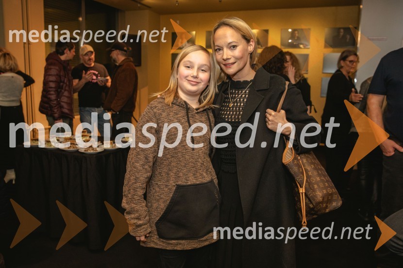  Čarna Košir;  Viktorija Bencik Emeršič, igralkaPremiera drame Teci, Maša, teci v MGL