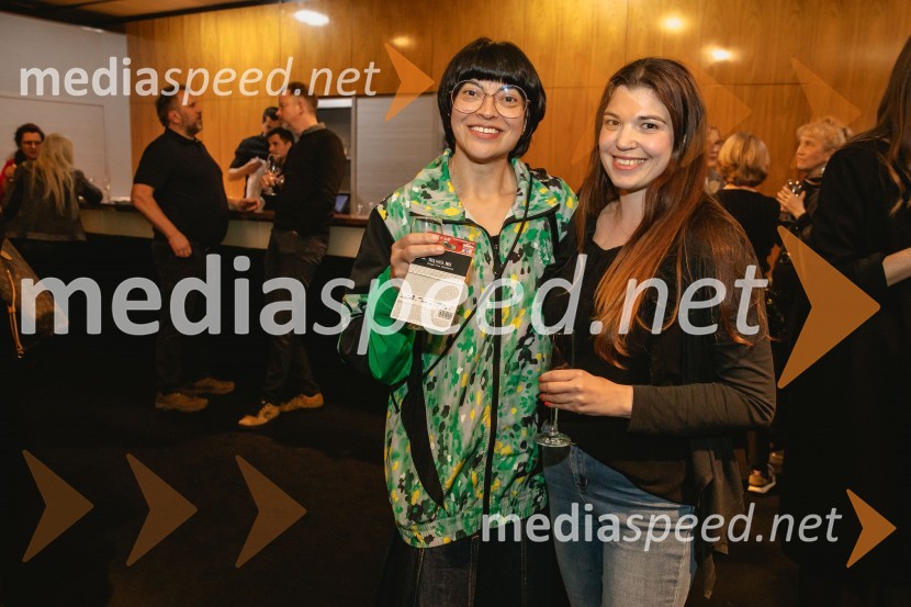  Tina Pavlović, kostumografinja;  Anja Blagonja, oblikovalka maske, frizerkaPremiera drame Teci, Maša, teci v MGL