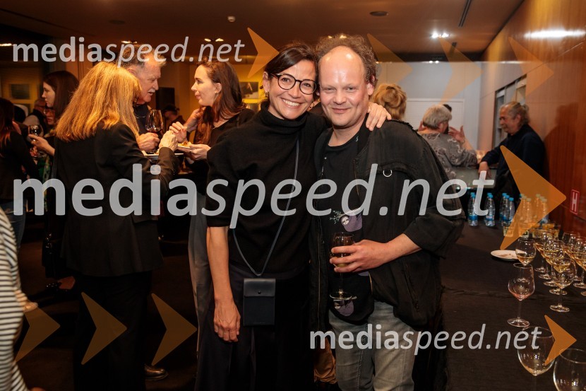  Simona  Belle, služba za stike z javnostmi MGL;  Gašper Jarni, igralecPremiera drame Teci, Maša, teci v MGL