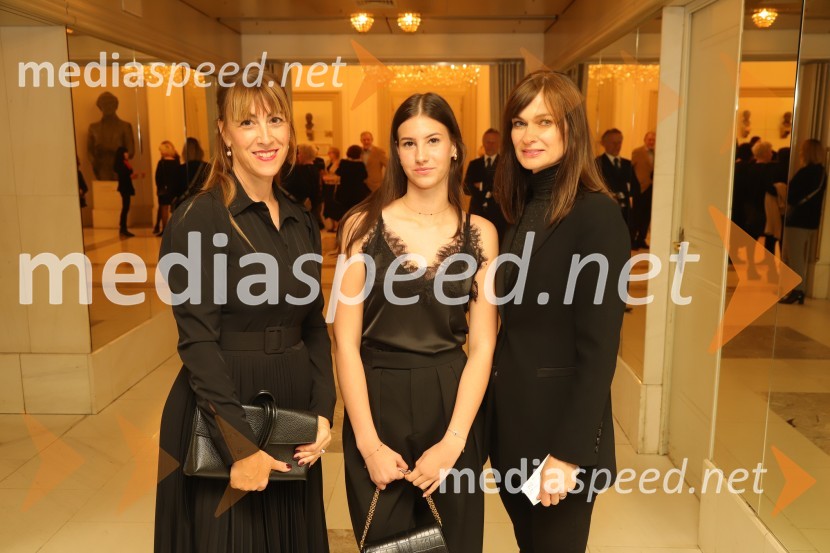  ... ;  ... ;  Mojca KacAmadeus, premiera drame v SNG Maribor