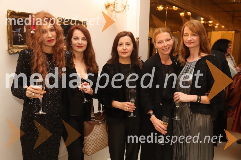  Marita Ćopo, kostumografinja;  Aleksandra Saša Broz, režiserka, vnukinja Josipa Broz Tita;  Ksenija Mišič, igralka;  Nataša Matjašec Rošker, igralka;  Maja Borin, dramaturginjaAmadeus, premiera drame v SNG Maribor