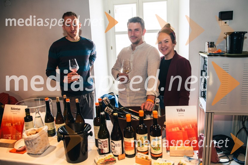  Simon Valentan, Ekološka kmetija Valentan;  Vojtěch Válka, vinarstvo Válka;  Natálie Válková, vinarstvo VálkaOrange Wine Festival Izola 2024