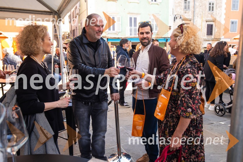  Hermina Kovačič, strokovnjakinja za komuniciranje;  ... ;  ... ;  Ana Roš Stojan, kuharska mojstrica in najboljša chefinja na svetu po izboru akademije The World's 50 Best Restaurants ter direktorica Hiše FrankoOrange Wine Festival Izola 2024