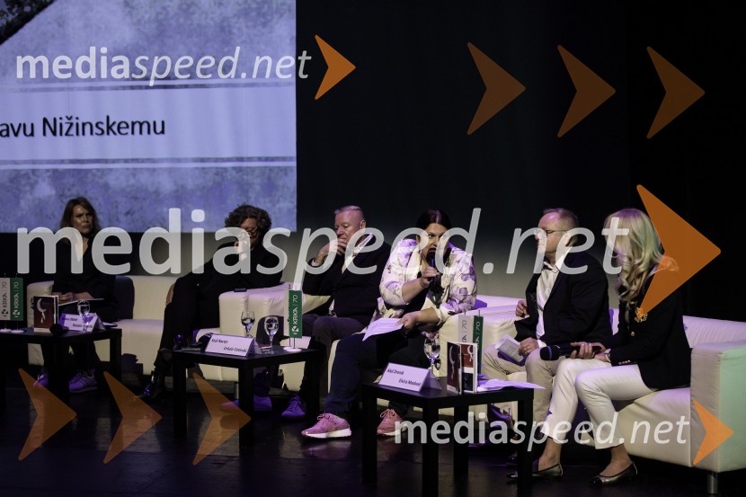  Anina Oblak, prevajalka;  Renato Zanella, umetniški direktor ljubljanskega baleta;  Staš Ravter, direktor SNG Opera in balet Ljubljana;  Uršula Cetinski, generalna direktorica, Cankarjev dom; mag. Aleš Drenik, vodja programa resne glasbe, opere in balet, Cankarjev dom;  Elvira Medved,  vodja Službe za odnose z javnostmi Krka d.d.Novinarska konferenca ob 2. mednarodnem festivalu Baletne noči