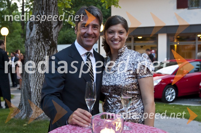 Neville Woodcock, izvršni direktor General Motors za Opel in Chevrolet v Sloveniji in Sabina Tirak, odnosi z javnostmi General Motors SlovenijaPoslovni avto leta 2009, podelitev priznanj