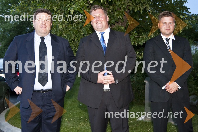 Peter Frankl, direktor in odgovorni urednik časnika Finance, Miloš Milač, urednik avtomobilizma pri časniku Finance ter vodja projekta Poslovni avto leta 2009 in Anže Jamnik, član novinarske komisije 	 
	Poslovni avto leta 2009, podelitev priznanj