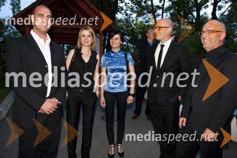 Mitja Slamnik, prodaja AvtoSelect, Barbara Uranjek, direktorica marketinga BMW Slovenija, Gordana Kisilak, predstavnica za odnose z javnostmi BMW Slovenija, Miha Ažman, generalni direktor BMW Slovenija in Stojan Pirjevec, lastnik in direktor AvtoSelectPoslovni avto leta 2009, podelitev priznanj