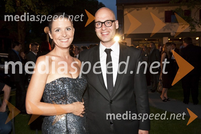 Bernarda Žarn, voditeljica prireditve in Miha Ažman, generalni direktor BMW SlovenijaPoslovni avto leta 2009, podelitev priznanj