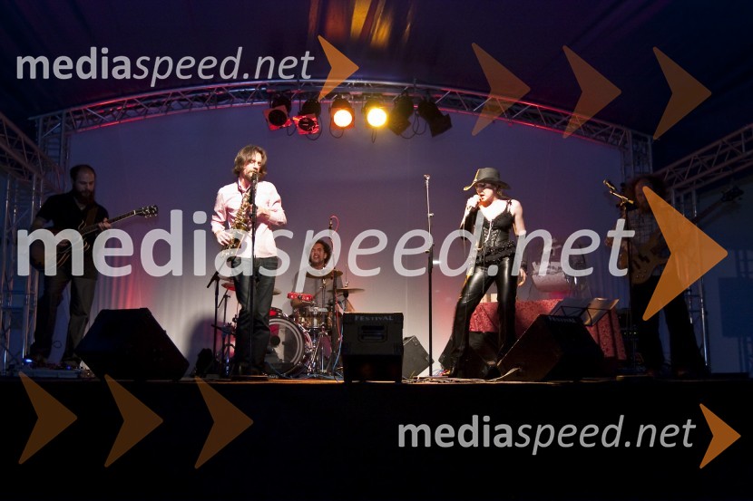 Andraž Mazi, električna kitara, Vasko Atanasovski, saksofon,  Marjan Stanič, bobni, Mateja Starič, pevka in Matija Krivec, električni basPoslovni avto leta 2009, podelitev priznanj