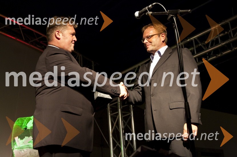 Miloš Milač, urednik avtomobilizma pri časniku Finance ter vodja projekta Poslovni avto leta 2009 in Marko Škriba, direktor znamke Volkswagen pri Porsche Slovenija d.o.o.Poslovni avto leta 2009, podelitev priznanj