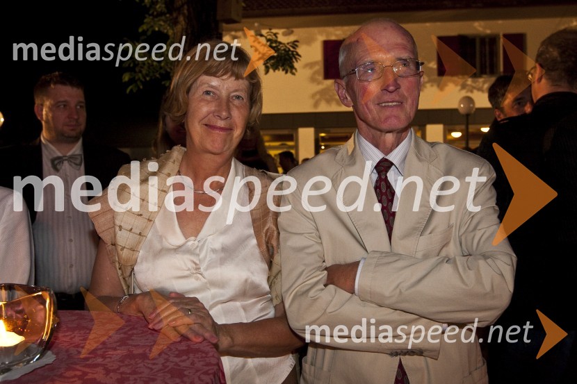 Milan Matos, predsednik uprave Mladinska knjiga Založba (MKZ) in njegova soproga SilvaPoslovni avto leta 2009, podelitev priznanj