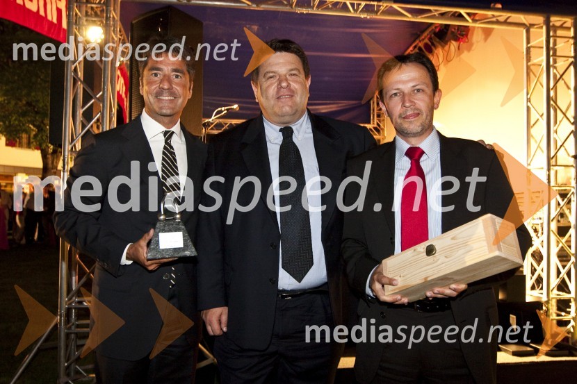 Neville Woodcock, izvršni direktor General Motors za Opel in Chevrolet v Sloveniji, Peter Frankl, direktor in odgovorni urednik časnika Finance in Borut Gazvoda, vodja prodaje in marketinga za Opel in Chevrolet v SlovenijiPoslovni avto leta 2009, podelitev priznanj