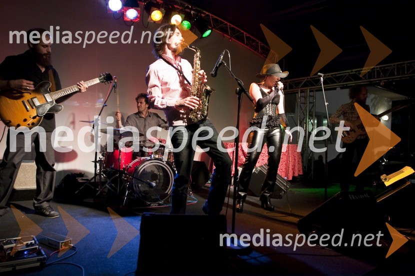 Andraž Mazi, električna kitara, Vasko Atanasovski, saksofon, Marjan Stanič, bobni, Mateja Starič, pevka in Matija Krivec, električni basPoslovni avto leta 2009, podelitev priznanj