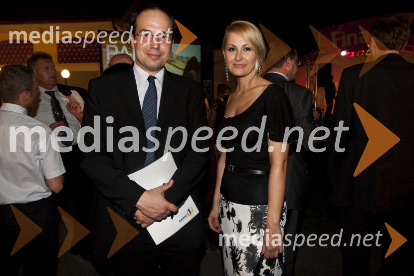 Leo Oblak, predsednik uprave medijske hiše Infonet in Karmen Stavec, pevka ter zastopnica za podjetje Swarovski v SlovenijiPoslovni avto leta 2009, podelitev priznanj