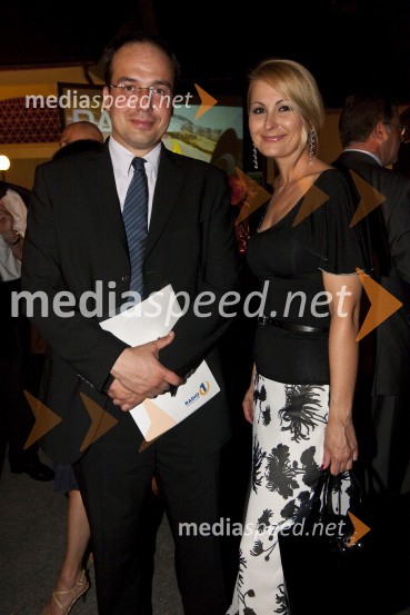Leo Oblak, predsednik uprave medijske hiše Infonet in Karmen Stavec, pevka ter zastopnica za podjetje Swarovski v SlovenijiPoslovni avto leta 2009, podelitev priznanj