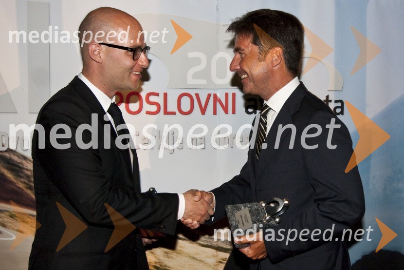 Miha Ažman, generalni direktor BMW Slovenija in Neville Woodcock, izvršni direktor General Motors za Opel in Chevrolet v SlovenijiPoslovni avto leta 2009, podelitev priznanj
