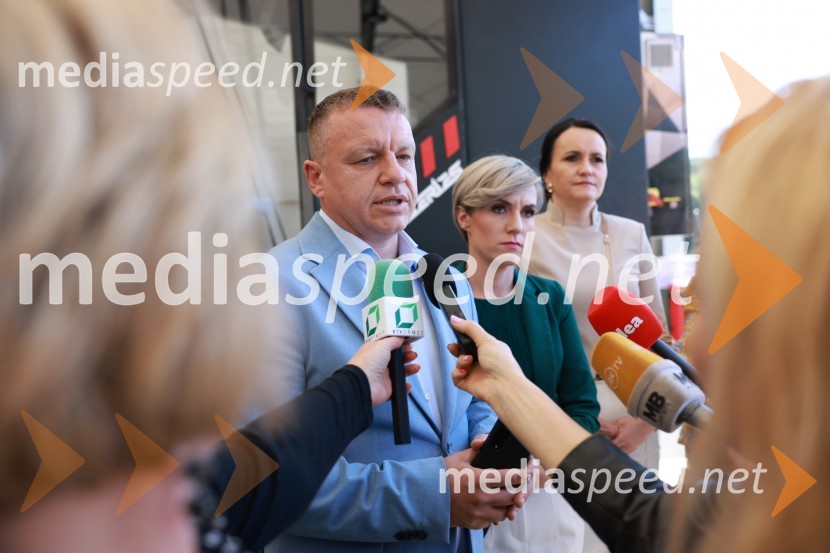  Marko Žiher, direktor, Žiher hiše;  Tina Preac, prokuristka, Žiher hišeNovinarska konferenca ob uradni otvoritvi lesnopredelovalnega centra Žiher les, Ormož