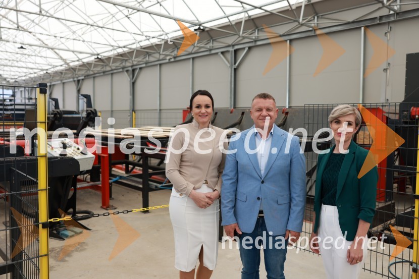  Melita Žiher, vodja prodaje, Žiher hiše;  Marko Žiher, direktor, Žiher hiše;  Tina Preac, prokuristka, Žiher hišeNovinarska konferenca ob uradni otvoritvi lesnopredelovalnega centra Žiher les, Ormož