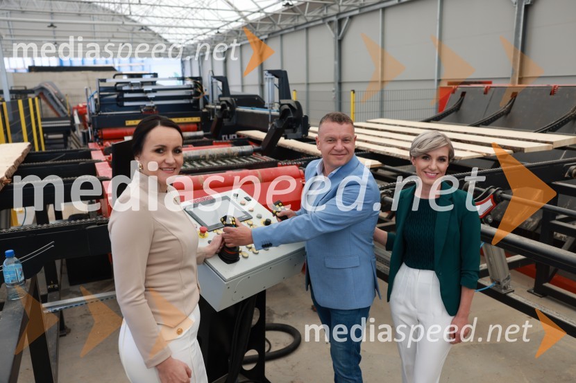  Melita Žiher, vodja prodaje, Žiher hiše;  Marko Žiher, direktor, Žiher hiše;  Tina Preac, prokuristka, Žiher hišeNovinarska konferenca ob uradni otvoritvi lesnopredelovalnega centra Žiher les, Ormož