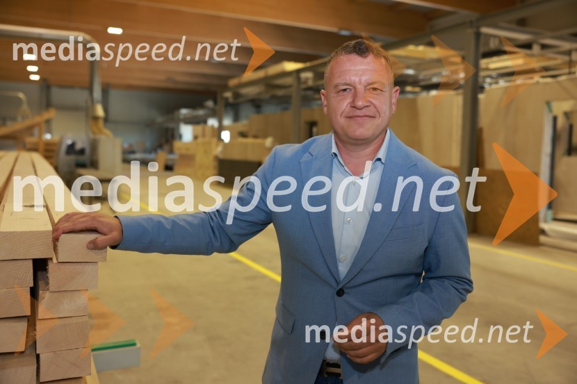  Marko Žiher, direktor, Žiher hišeNovinarska konferenca ob uradni otvoritvi lesnopredelovalnega centra Žiher les, Ormož