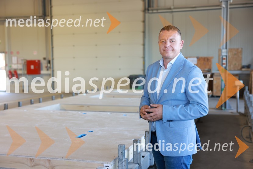  Marko Žiher, direktor, Žiher hišeNovinarska konferenca ob uradni otvoritvi lesnopredelovalnega centra Žiher les, Ormož