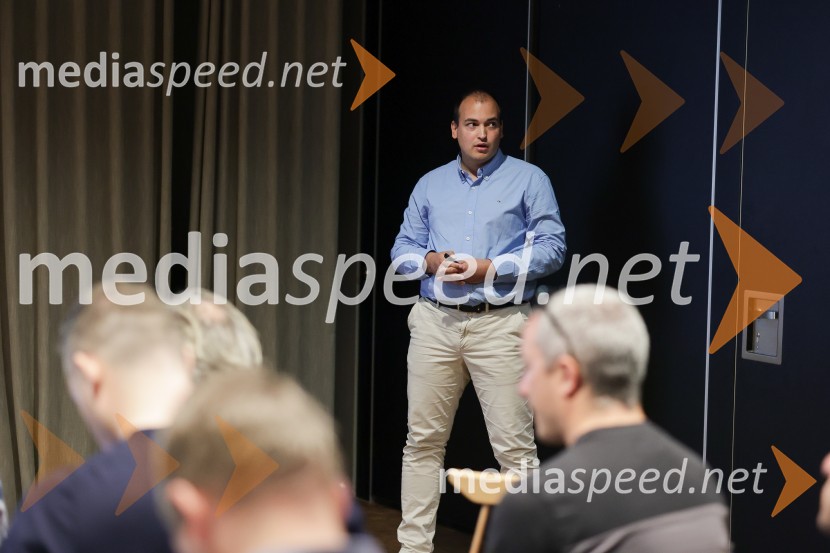 Mercedes-Benz novi razred V, slovenska predstavitev