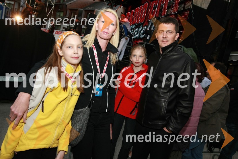 Božidar Novak, partner in svetovalec v komunikacijski skupini SPEM, njegova soproga Barbara Novak, pomočnica ravnateljice OŠ Angela Besednjaka ter hčerki Neja in IzaRadio City, koncert 2009