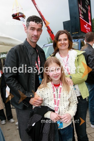 Marko Simeunovič, nekdanji nogometaš s hčero Klaro in ženo BoženoRadio City, koncert 2009