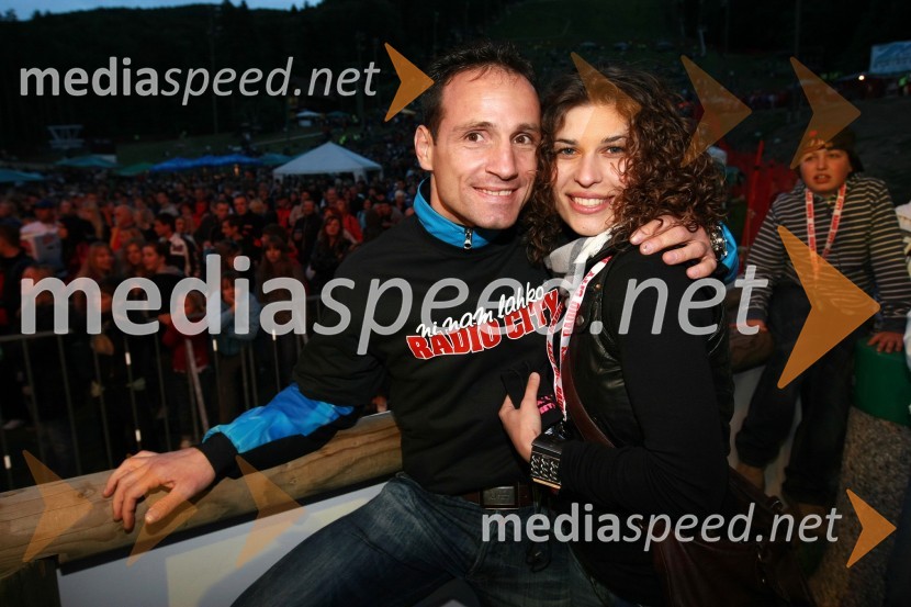 Tomaž Barada, taekwondoist in kickboksar ter Natalija Bratkovič, voditeljica na televiziji RTS MariborRadio City, koncert 2009