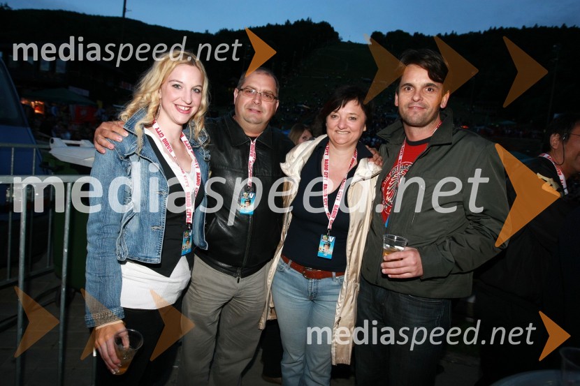 Katja Blažič, urednica revije Wellness, Duška Vuga Cizl, direktorica agencije Mediamix in njen mož Boris Cizl ter Igor But, dr. med., ginekologRadio City, koncert 2009