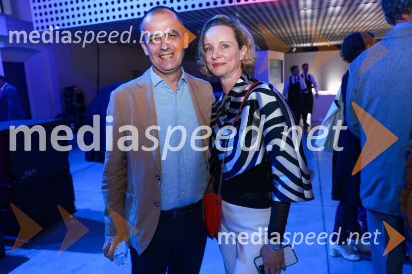  Gregor  Mauko, direktor Toyota Slovenija;  Tina Škoberne MalešičJanja Garnbret vozi Lexus LBX