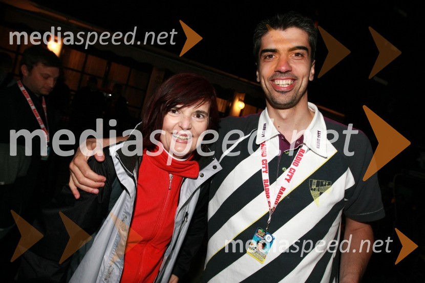 Mojca Prekoršek, dobitnica avta in Bor Greiner, odgovorni urednik Radia CityRadio City, koncert 2009