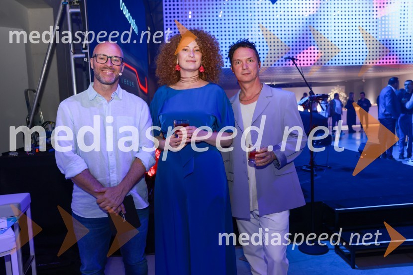  Ciril Komotar, vloger Komotar Minuta;  ... ;  ... Janja Garnbret vozi Lexus LBX