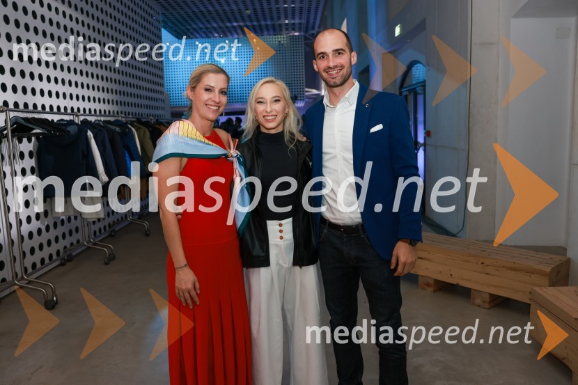  Maša Meden, vodja mobilnosti, marketinga in komunikacij, Toyota Slovenija;  Janja Garnbret, športna plezalka;  ... Janja Garnbret vozi Lexus LBX