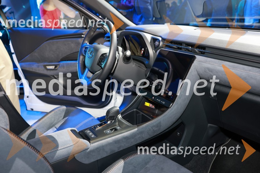 Janja Garnbret vozi Lexus LBX