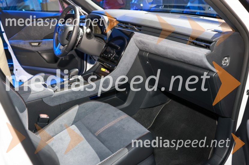 Janja Garnbret vozi Lexus LBX