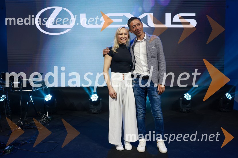  Janja Garnbret, športna plezalka;  Yosuke Arai, predsednik in glavni izvršni direktor, Toyota Adria d.o.o.Janja Garnbret vozi Lexus LBX
