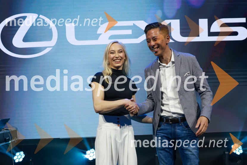  Janja Garnbret, športna plezalka;  Yosuke Arai, predsednik in glavni izvršni direktor, Toyota Adria d.o.o.Janja Garnbret vozi Lexus LBX